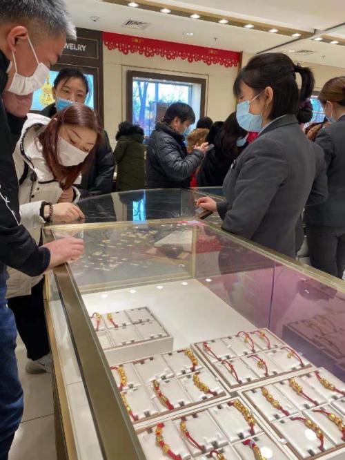 金店人氣火爆，黃金股大漲！春節臨近，生肖飾品、金條受青睞