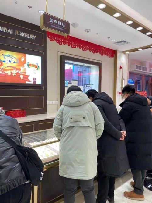 金店人氣火爆，黃金股大漲！春節臨近，生肖飾品、金條受青睞