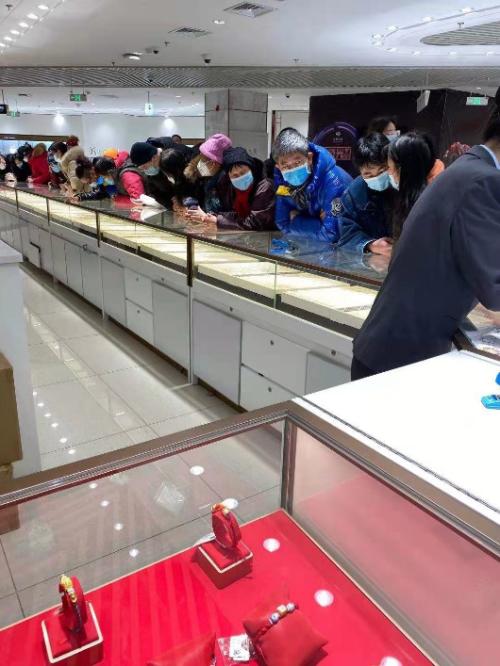 金店人氣火爆，黃金股大漲！春節臨近，生肖飾品、金條受青睞